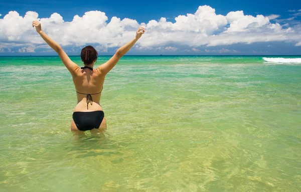 Cennette Boş Bir Plajda Bikini Giyen Güzel Bir Kadın — Stok fotoğraf