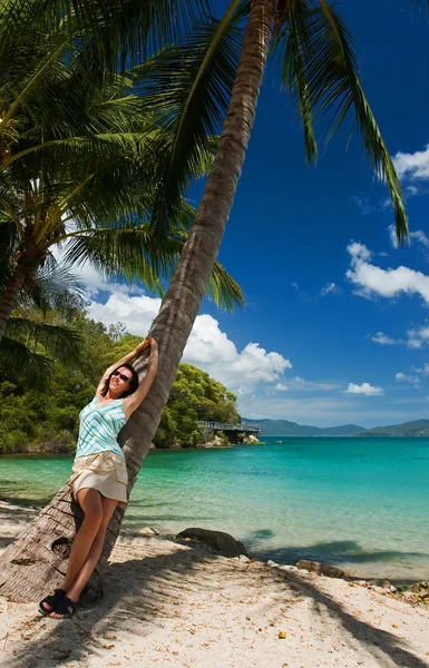 Lány Mellett Egy Pálmafa Egy Trópusi Paradicsomban — Stock Fotó