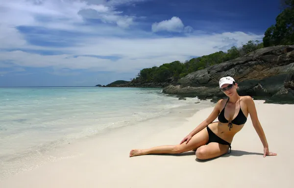 Ragazza Bikini Nero Una Spiaggia Tropicale — Foto Stock