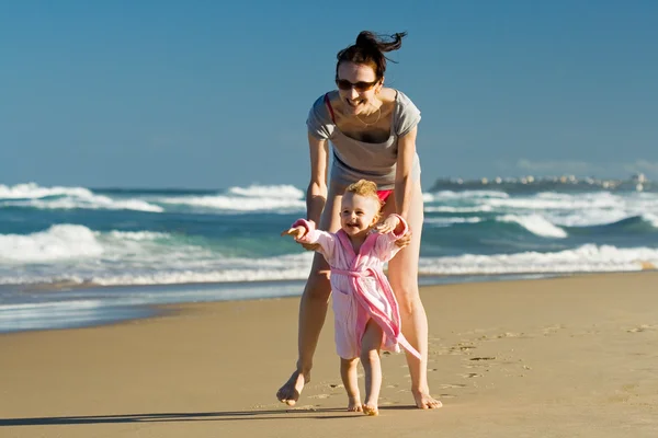 年轻的母亲和女儿很开心在海滩上 — 图库照片