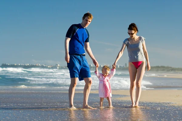 年轻的家庭和女儿在海滩上 — 图库照片