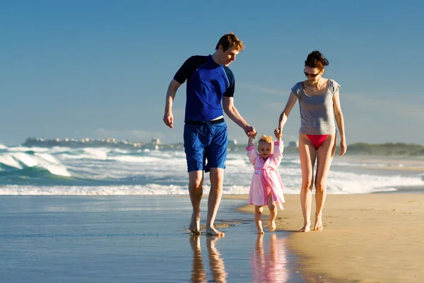 在沙滩上散步的年轻家庭 — 图库照片
