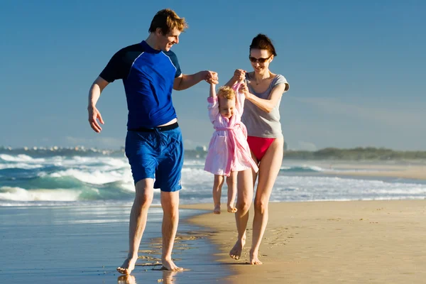 Young Family Carying Child Beach — Stock Photo, Image