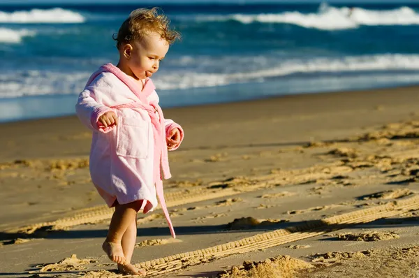 Menina Bebê Rosa Andando Praia — Fotografia de Stock