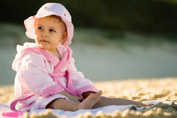Девочка на пляже — стоковое фото
