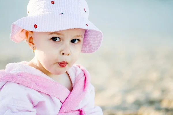 在坐在沙滩上的粉红色的宝贝女儿 — 图库照片