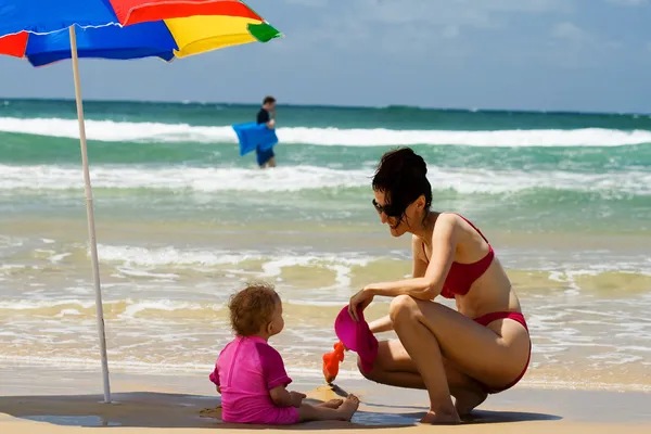 Moeder Dochter Spelen Het Strand — Stockfoto