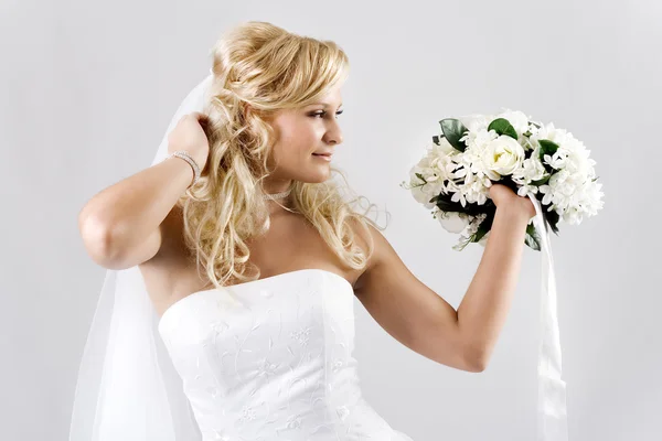 Счастливая невеста с букетом — стоковое фото