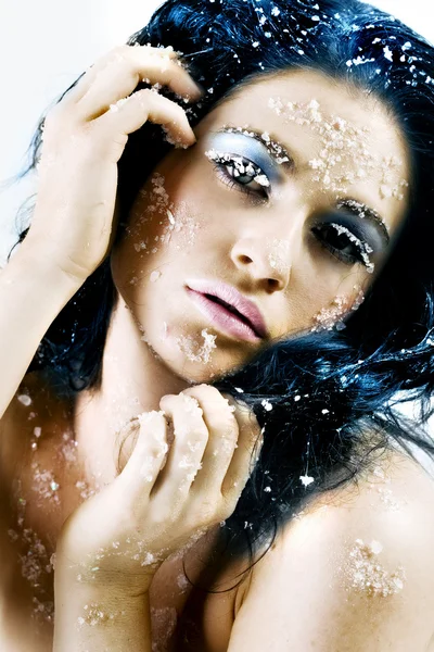 Atractiva mujer congelándose en la nieve —  Fotos de Stock