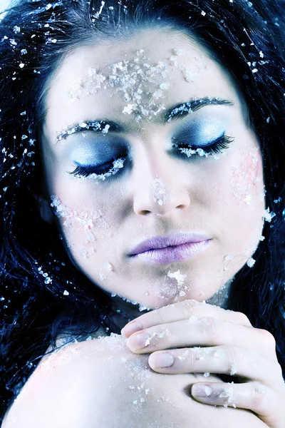 Aantrekkelijke vrouw bevriezing in de winter — Stockfoto