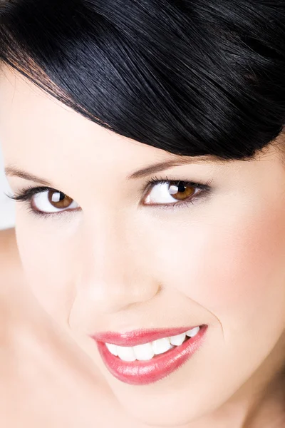Jovem Bela Mulher Vestindo Maquiagem Com Sorriso Suave — Fotografia de Stock