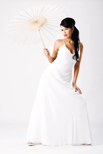 Mladá Krásná Nevěsta Bílým Deštníkem — Stock fotografie