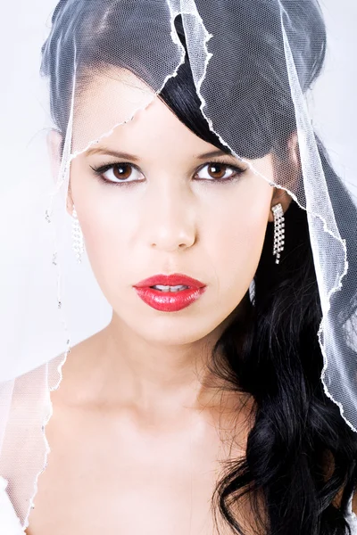 Jovem noiva feliz com aparência de véu e lábios vermelhos — Fotografia de Stock