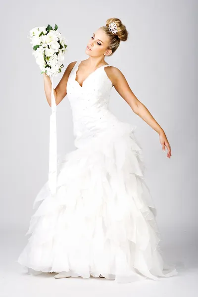 Felice giovane sposa con bouquet su bianco — Foto Stock