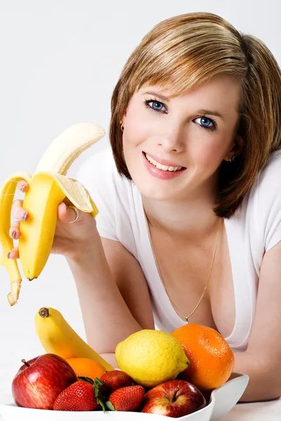 Fiatal Gyönyörű Bananna Más Gyümölcsöt Eszik — Stock Fotó