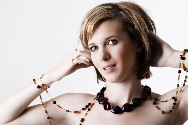 Jovem do sexo feminino usando jóias — Fotografia de Stock
