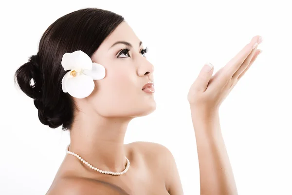 Привлекательная азиатская женщина расслабляется после косметической терапии — стоковое фото