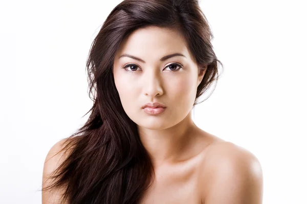 Belle femme asiatique avec maquillage naturel — Photo