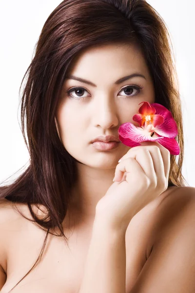 Unga vackra asiatiska modellen med lila orkidé — Stockfoto