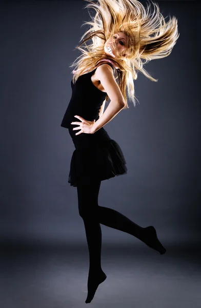 Prachtige Blond Meisje Met Vliegende Haar Springen — Stockfoto