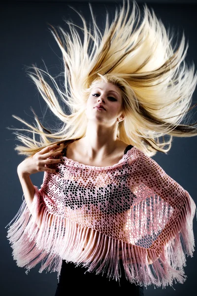 髪に飛んで美しい金髪の女性 — ストック写真