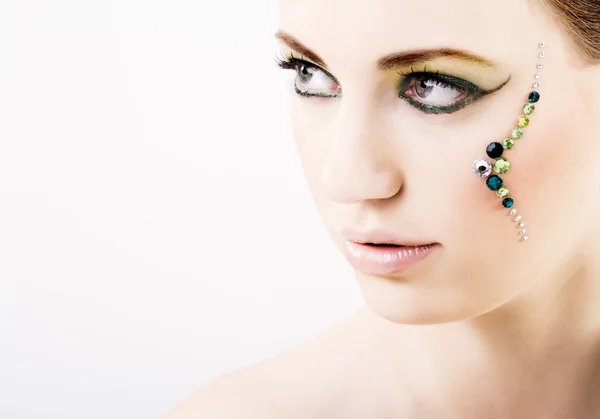 Mujer joven con maquillaje creativo verde — Foto de Stock