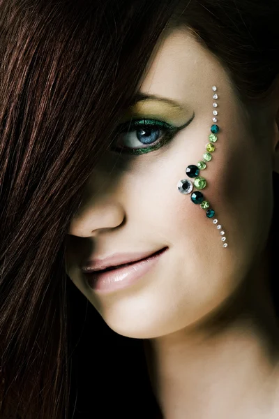 Portrait de femme souriante avec des diamants sur le visage — Photo