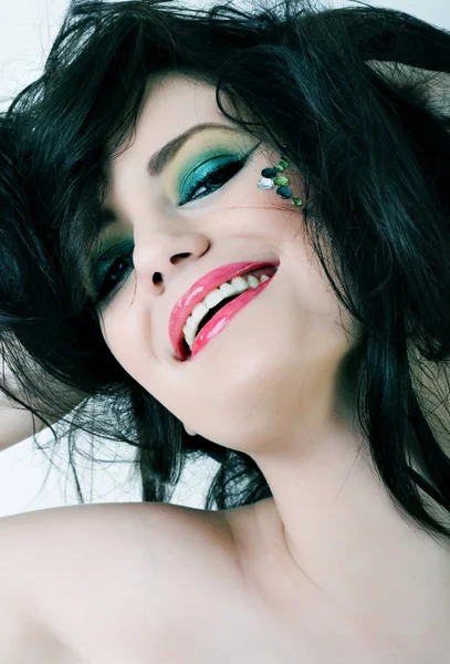 Portret Uśmiechający Się Kobieta Kolorowy Makijaż Włosy Bałagan — Zdjęcie stockowe