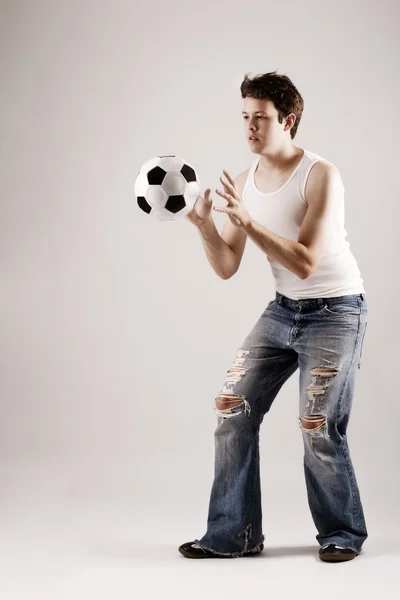 Ποδόσφαιρο που παίζει η αλίευση μια μπάλα — Φωτογραφία Αρχείου