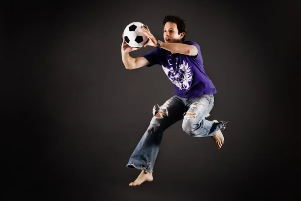 Futbol oynarken bir topu yakalıyor — Stok fotoğraf