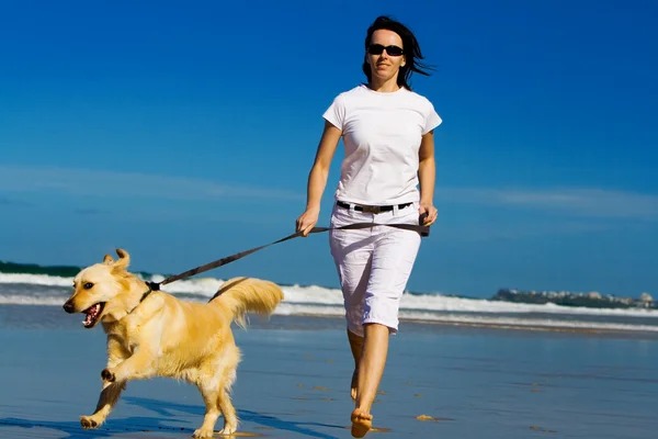 Молода Жінка Біжить Пляжі Собакою — стокове фото