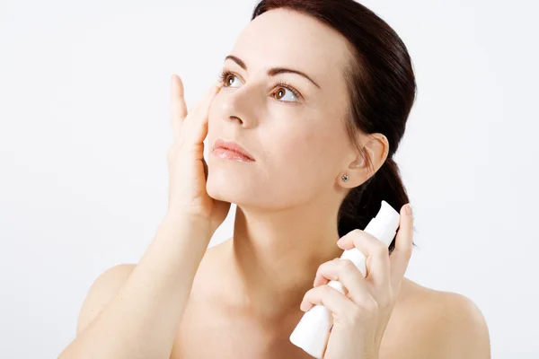 Natural Beauty Applying Lotion Her Face — Stock Photo, Image