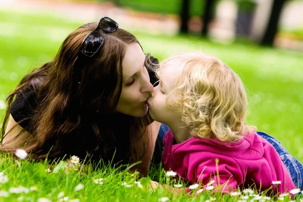 Madre e hija besándose — Foto de Stock