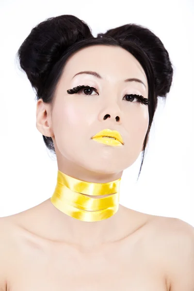 Młodych azjatyckich kobiet z żółty makijaż — Zdjęcie stockowe