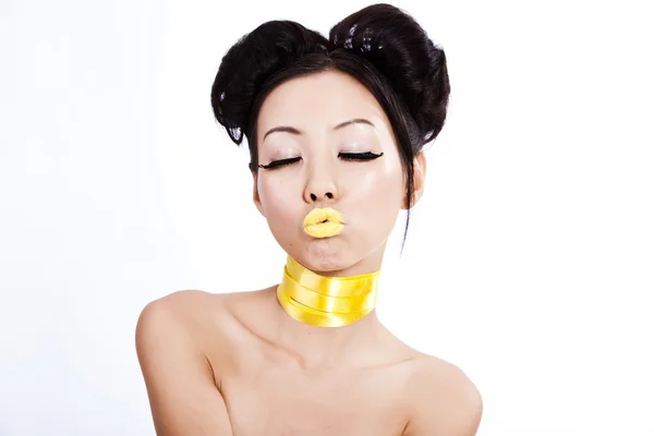 Aziatische vrouw met creatieve kleurrijke make-up — Stockfoto