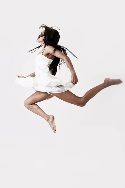 Jovem Atlética Feminina Salto Vestido Branco — Fotografia de Stock