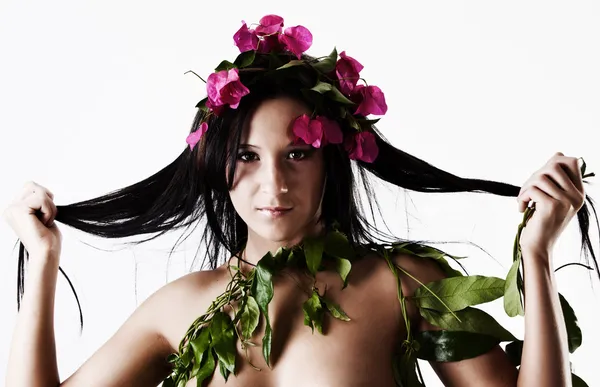 Mulher topless natural bonita puxando cabelo escuro — Fotografia de Stock