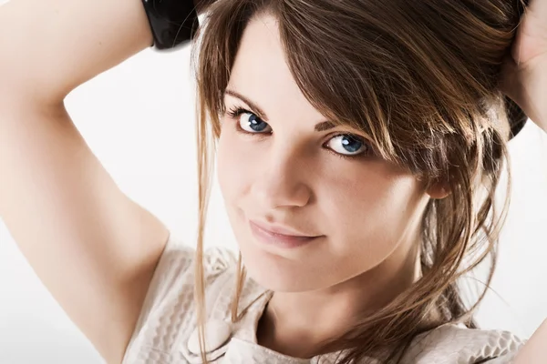 Atraktivní Mladá Žena Modrýma Očima Které Drží Vlasy — Stock fotografie