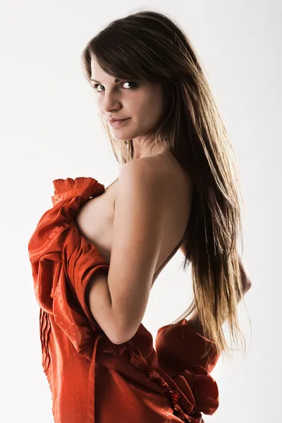 裸の肩の赤いシャツの撮影を持つ若い女 — ストック写真
