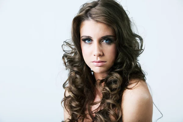 Kék szeme és hosszú göndör hajú nő portréja — Stock Fotó