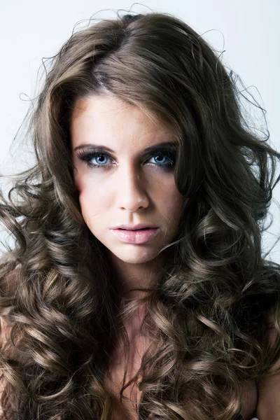 Retrato Mulher Bonita Com Olhos Azuis Cabelos Longos Encaracolados — Fotografia de Stock