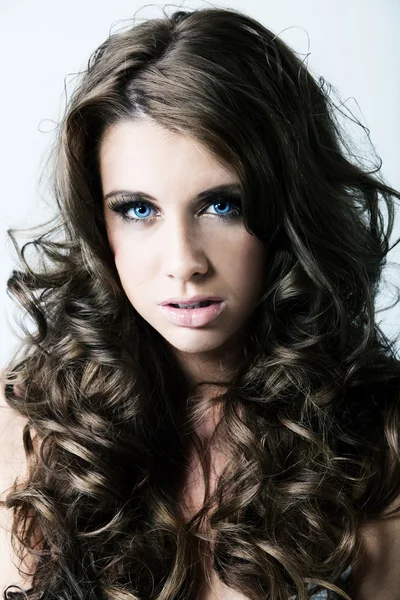 Retrato de mulher com olhos azuis e cabelos longos encaracolados — Fotografia de Stock