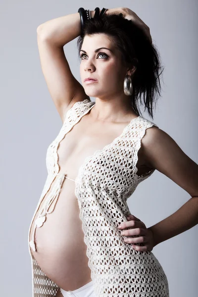 Jeune femme enceinte de vue latérale — Photo