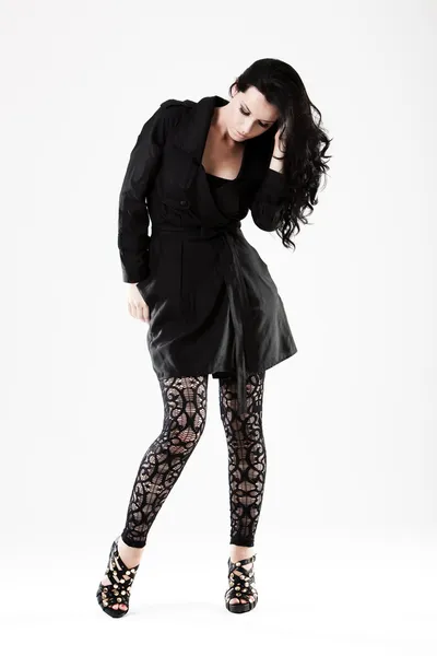 黑色蕾丝丝袜和高跟鞋的年轻时装模特 — 图库照片
