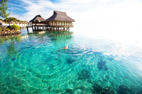 Ung Kvinna Vit Bikini Simning Korall Lagun — Stockfoto