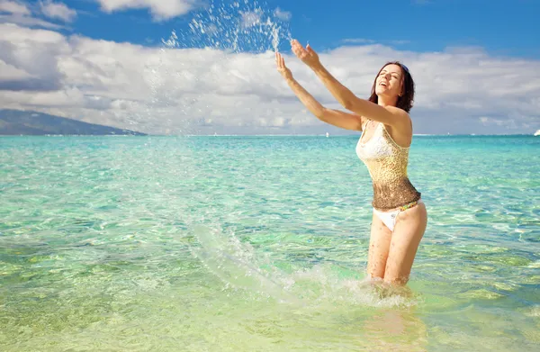 Молода Жінка Весело Розбризкує Воду Тропіках — стокове фото