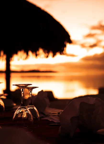 葡萄酒杯和充满活力的热带海滩日落 — 图库照片