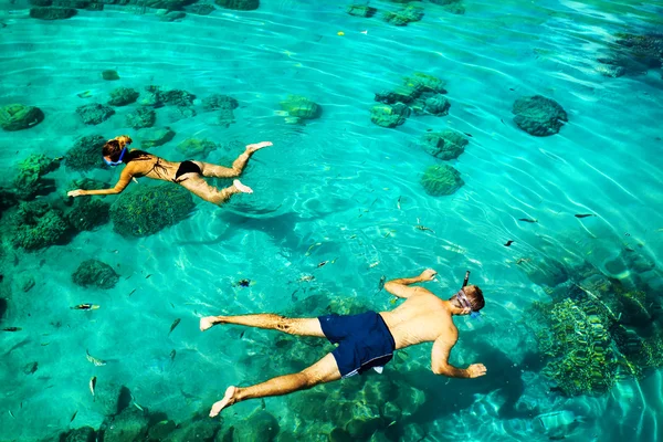 Junges Paar schnorchelt im sauberen tropischen Wasser — Stockfoto