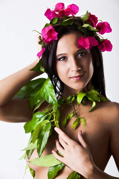 Jonge Sexy Vrouw Gekleed Bloemen Bladeren Stockfoto
