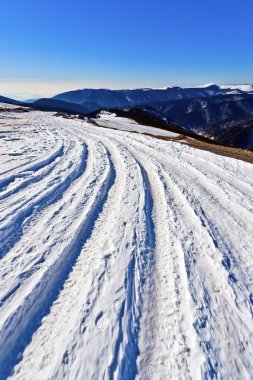 bir dağ ridge yolu ile kış manzarası